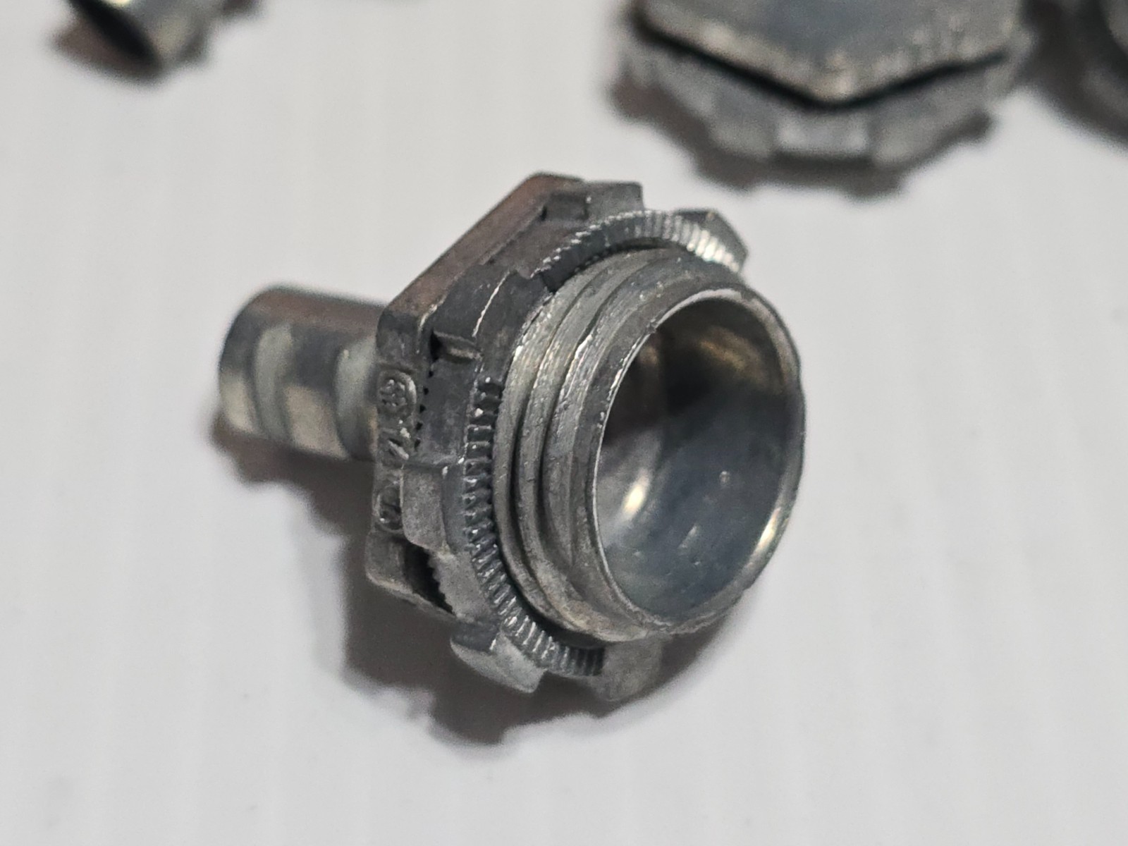 199 Pcs – 3/8″ BRIDGEPORT 519-DC2 Flex Screw In Conduit Connector