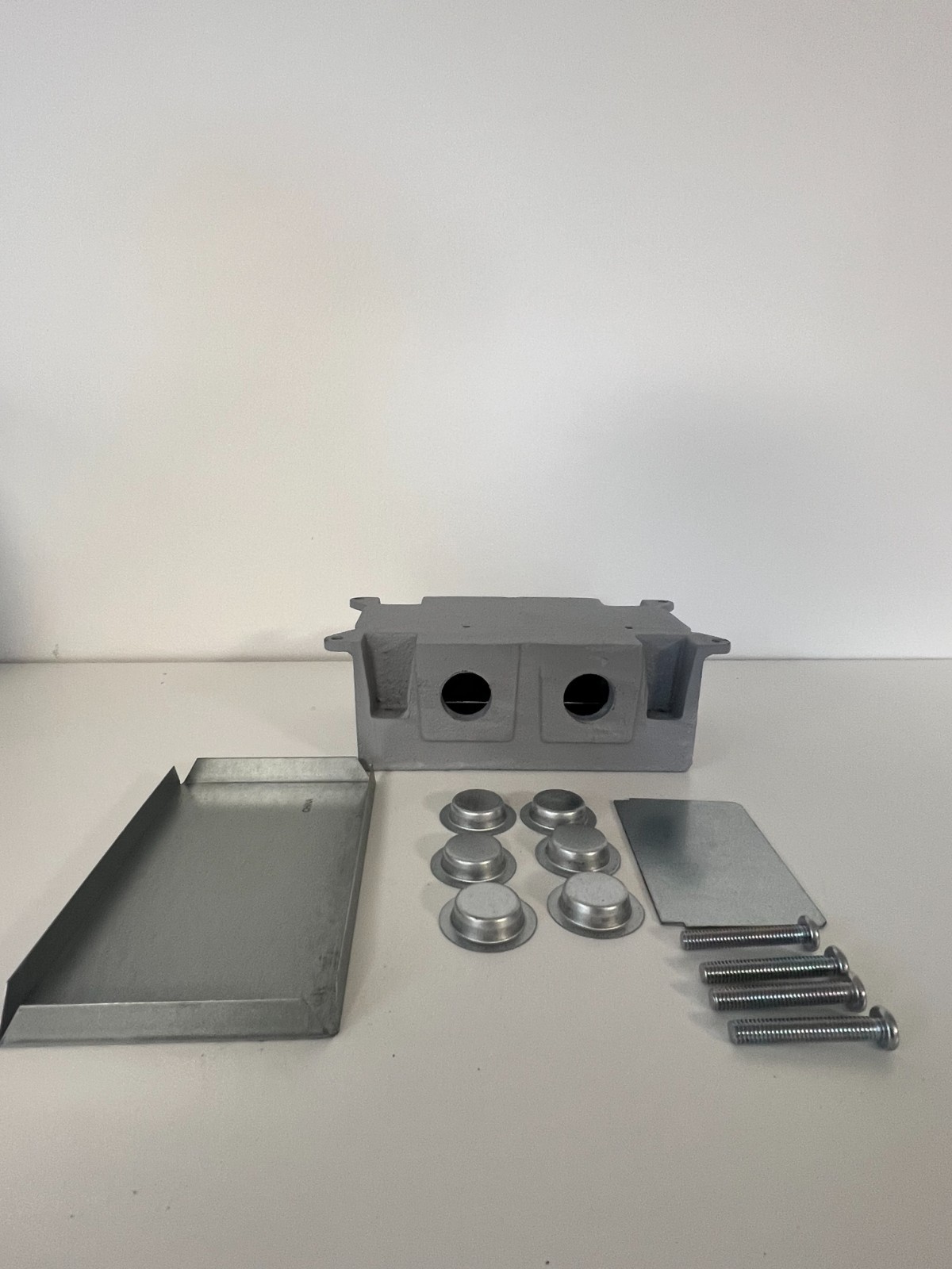Wiremold 880CS2-1, Iron, 6-Knockout, 2-Gang, Fully Adjustable, Floor Box, GRAY