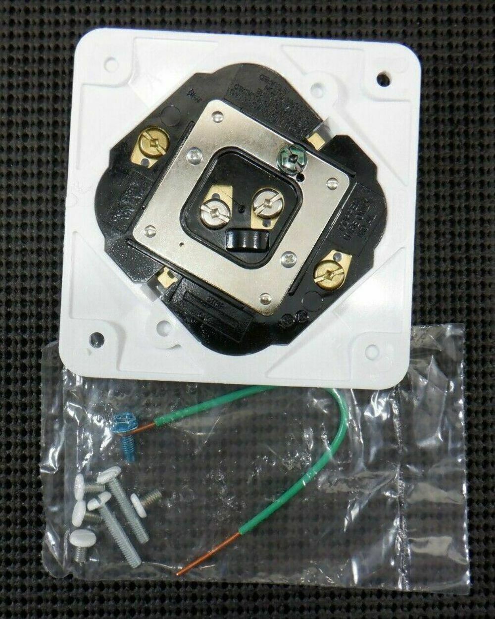 Bryant 21254W Quadplex Receptacle White 2 Poles 3 Wire Grounding