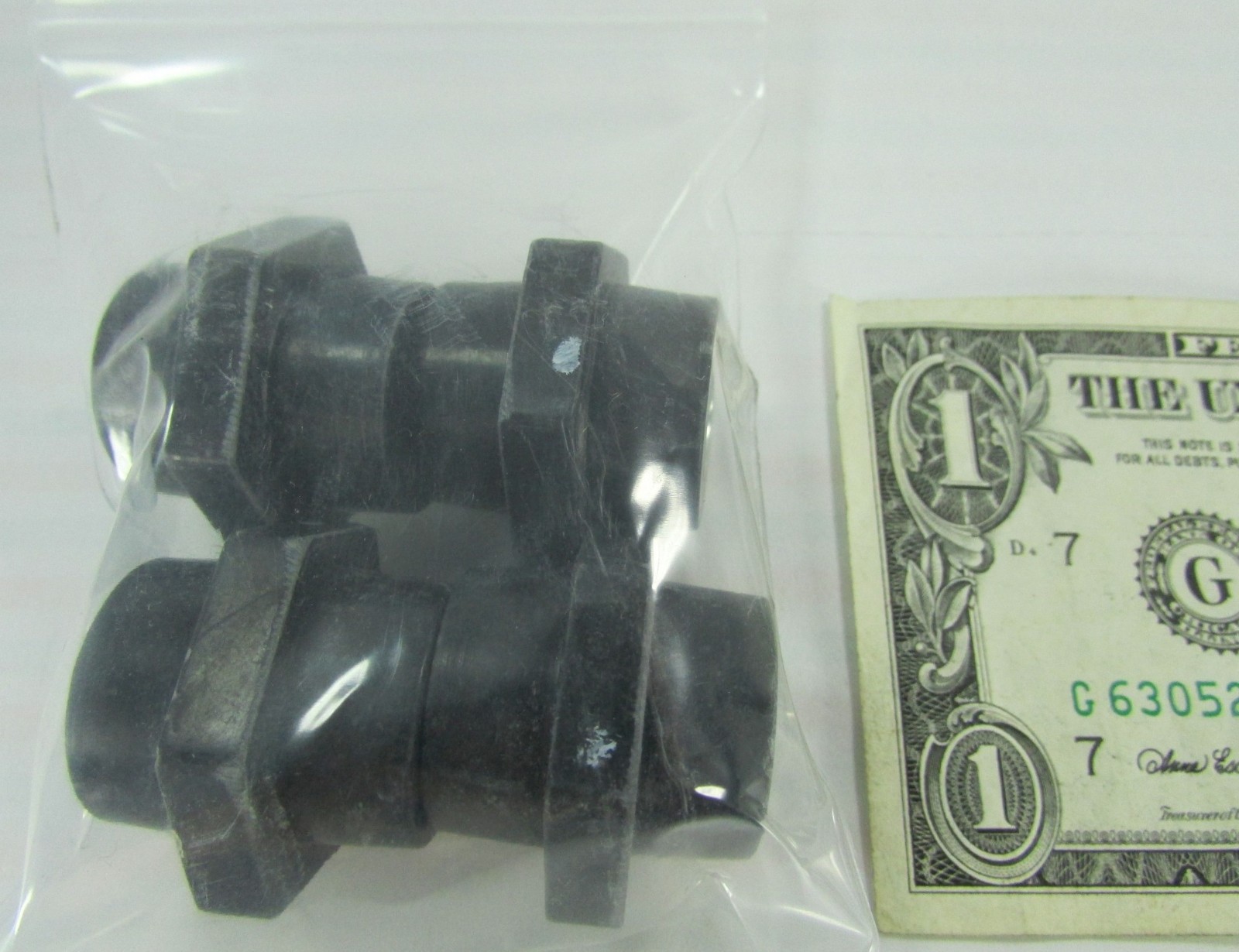 Lot 4 Erico 600V Electrical Insulators 1″ Standoff 5/16-18 Female Thread 559610