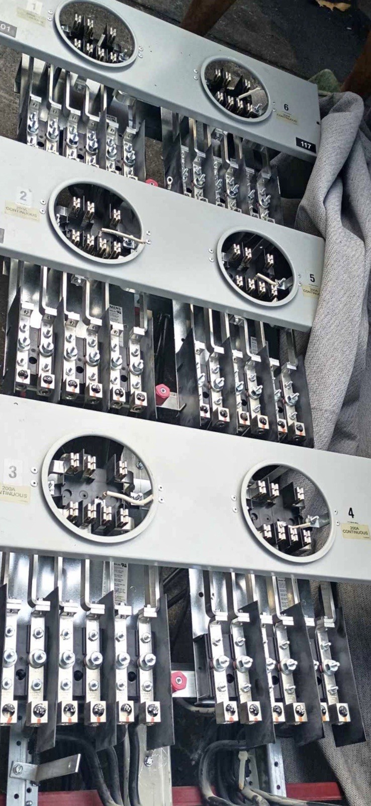Siemens WMS-263 Meter Socket 3Ph 600V 200A Good Condition.