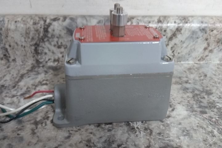 Appleton Electric EFSR-GFI 125VAC 20 A GFI Cover Receptacle & Box