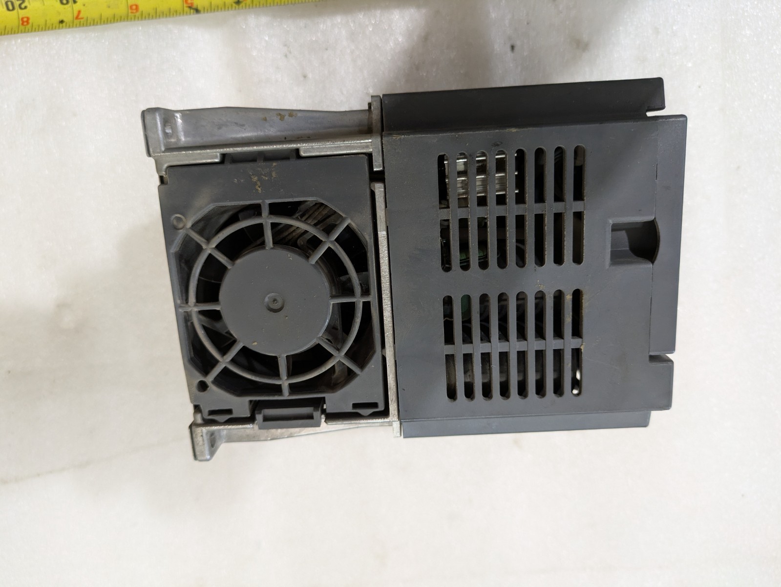 MITSUBISHI ELECTRIC D700 FR-D740-2. 2K :8. 4A 3PH AC380-480V 50/60Hz
