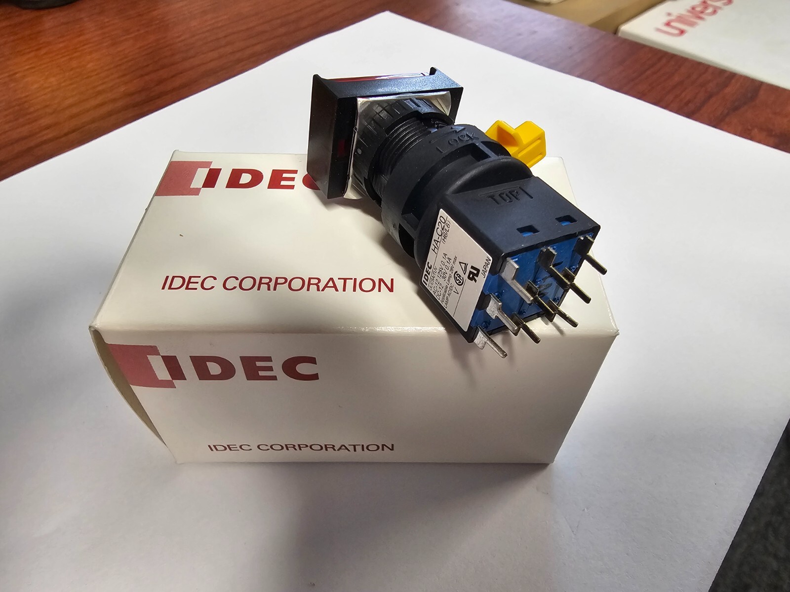 IDEC LA3L-A1C24V-R Pushbutton Switch