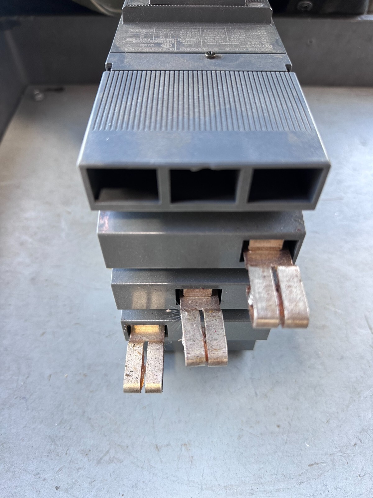 XT1HU3040AYDD00XXX ABB SACE Tmax Circuit Breaker 40A 3P 120V Shunt Trip