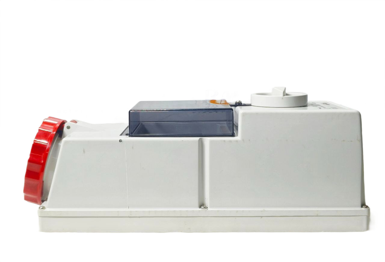 SCHNEIDER ELECTRIC 82771 INTERLOCKED SOCKET 32A 5P 415V IP65 WITH DIN RAIL