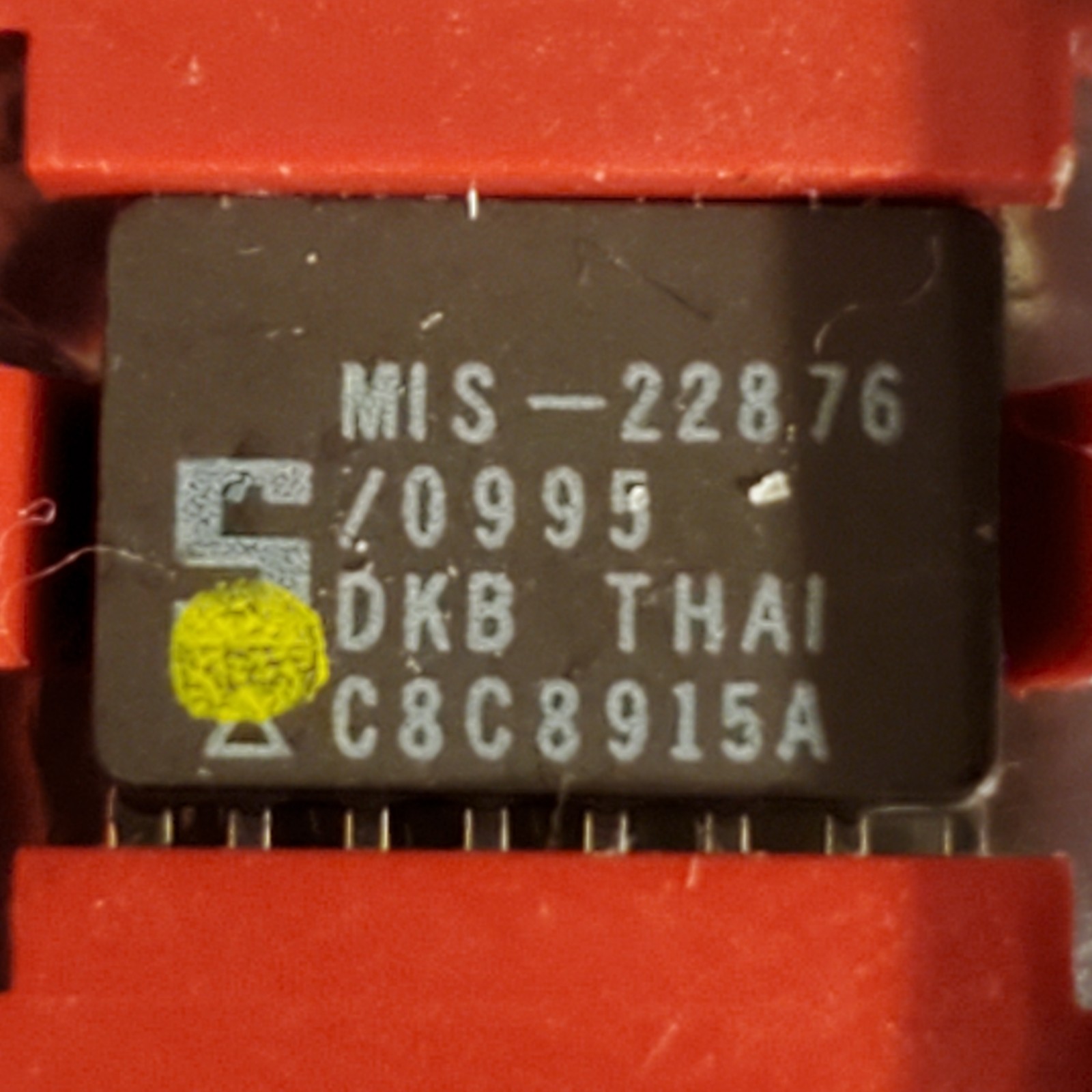 MIS-22876 SIGNETICS NOS LOT OF 24 CHIPS SEE DESC