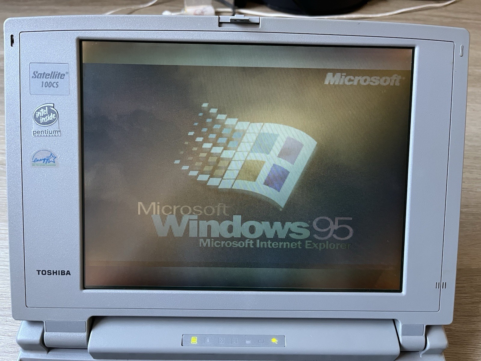 Retro Toshiba Satellite 100cs / 528 Vintage Laptop