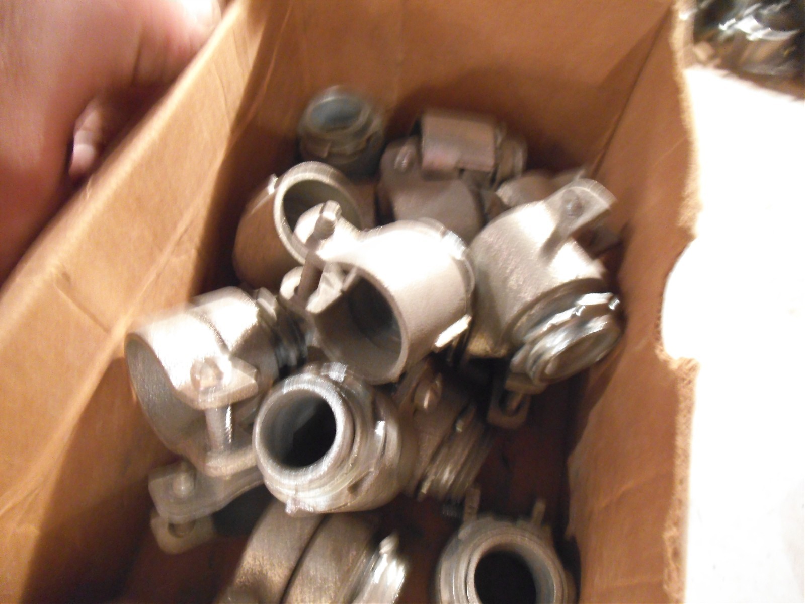 Qty=16: APPLETON 7481V 1/2″ MALL IRON BOX CONNECTOR AC/ FMC .937 – .750