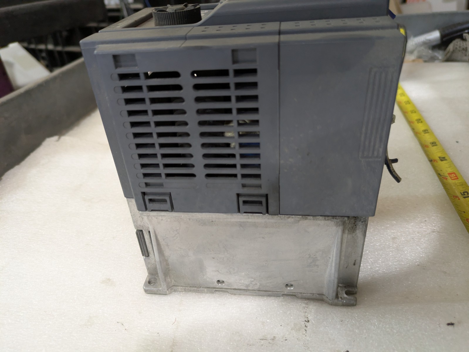 MITSUBISHI ELECTRIC D700 FR-D740-2. 2K :8. 4A 3PH AC380-480V 50/60Hz