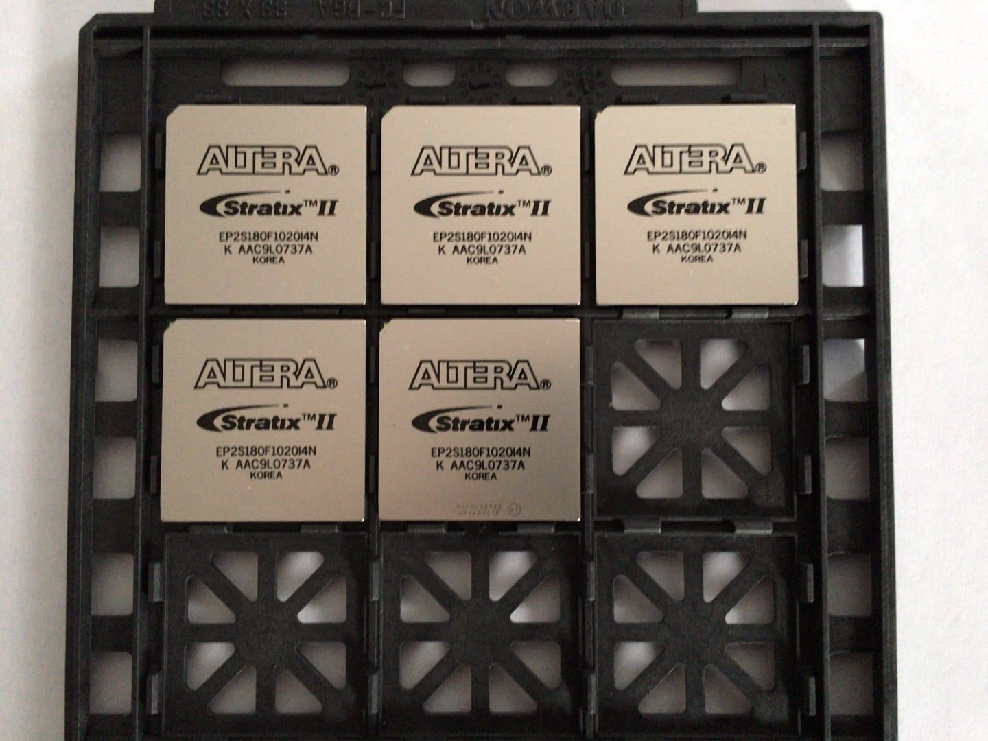 EP2S180F1020I4N Altera IC Field Programmable Gate Array742 I/O 1020FBGA