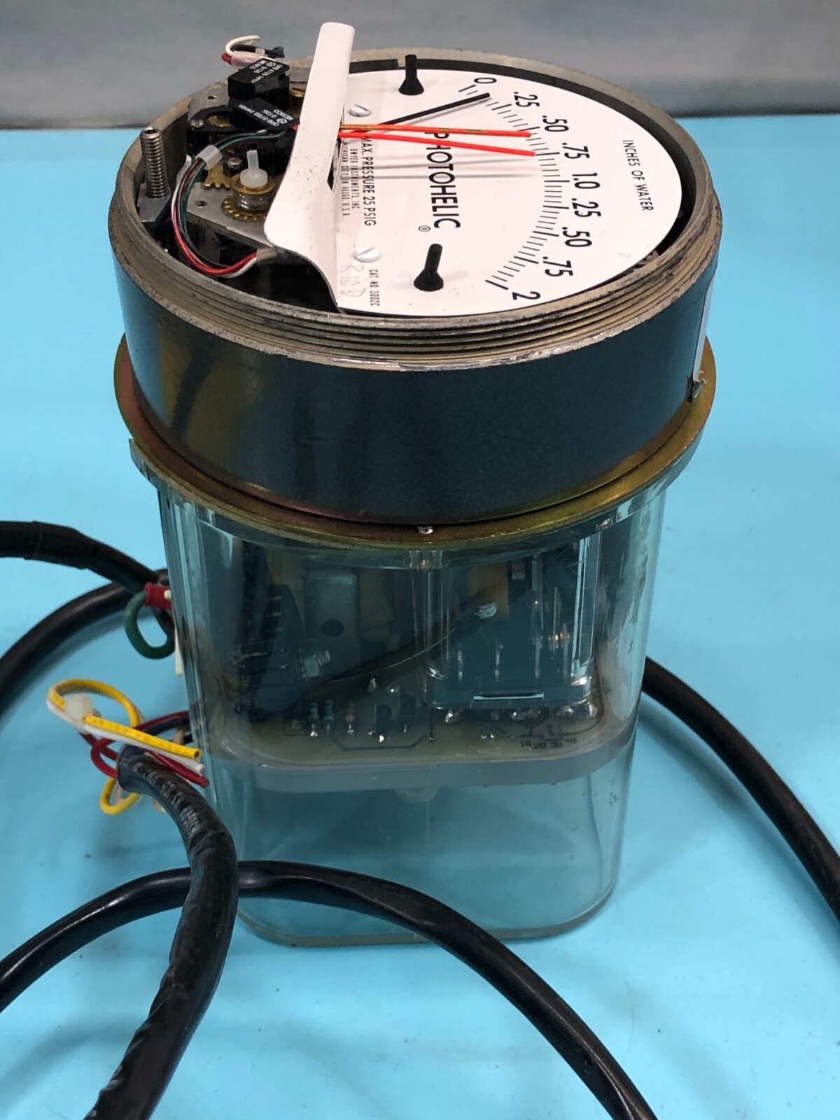 DWYER 3002C Series 3000, Photohelic, Pressure Switch/Gage., 184266