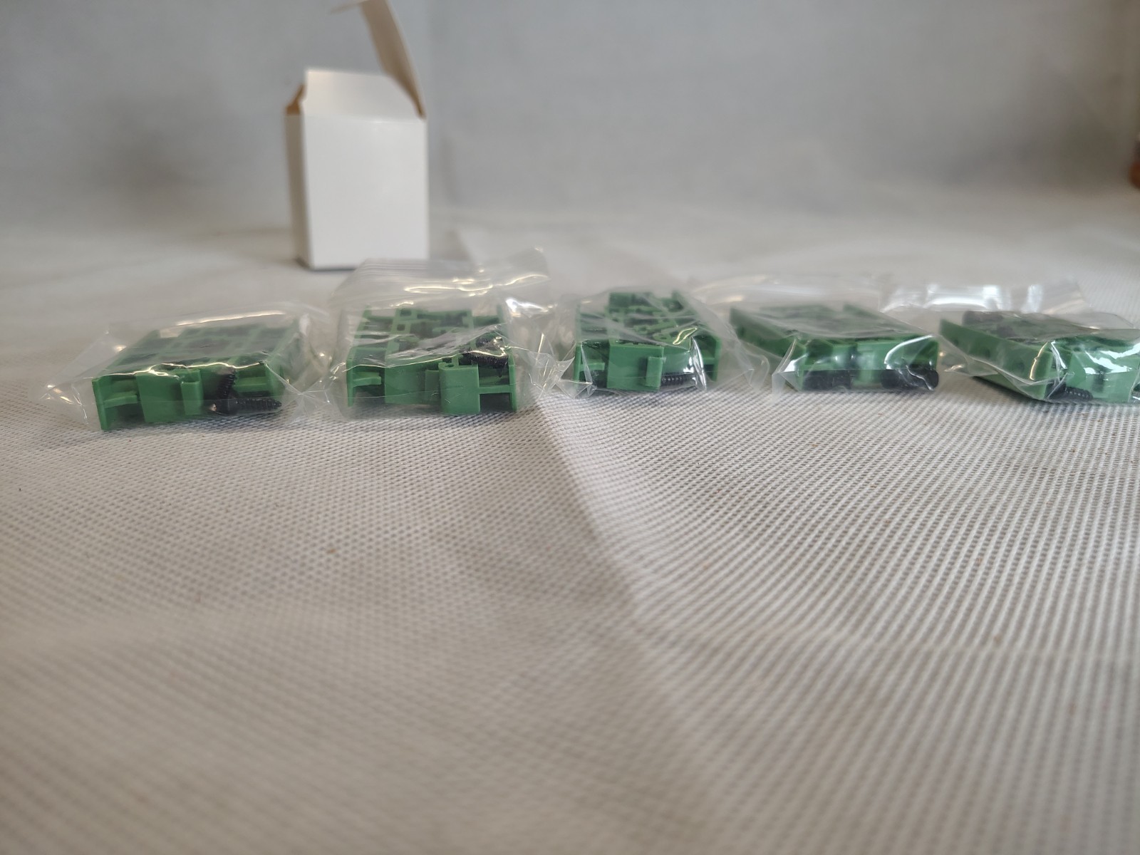 SYSL PCB DIN Rail Mount Bracket Set 15mm Green Terminal Bases 5-Pack New