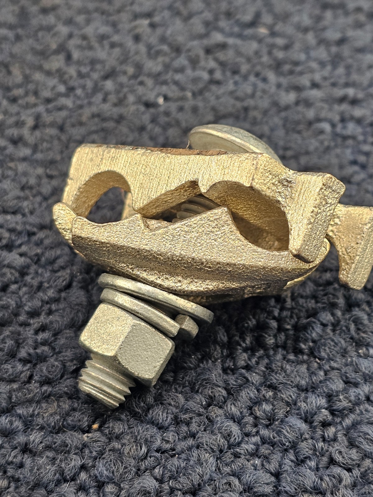 Burndy GC2929CT: 2/0 AWG to 250 KCMIL Str, Cable Tray Grounding Clamp
