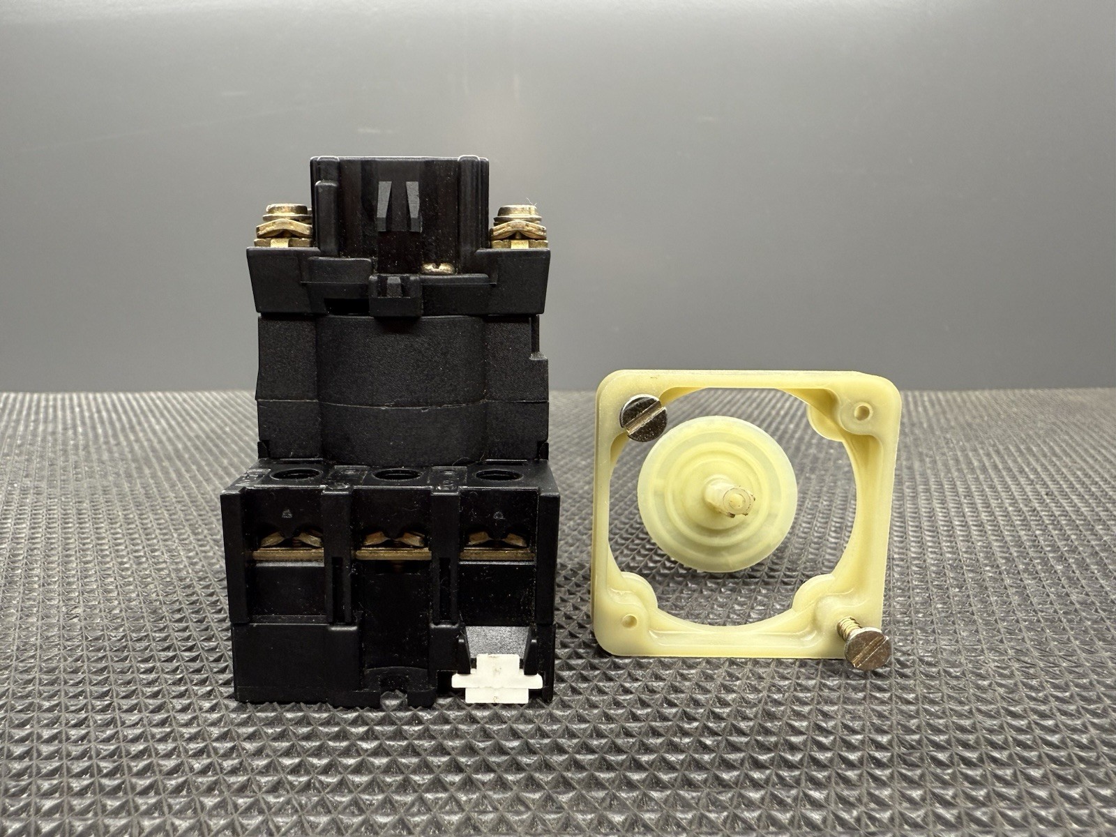 Siemens 3LD11 18-OTB53, Disconnect with Knob Mount And Connector