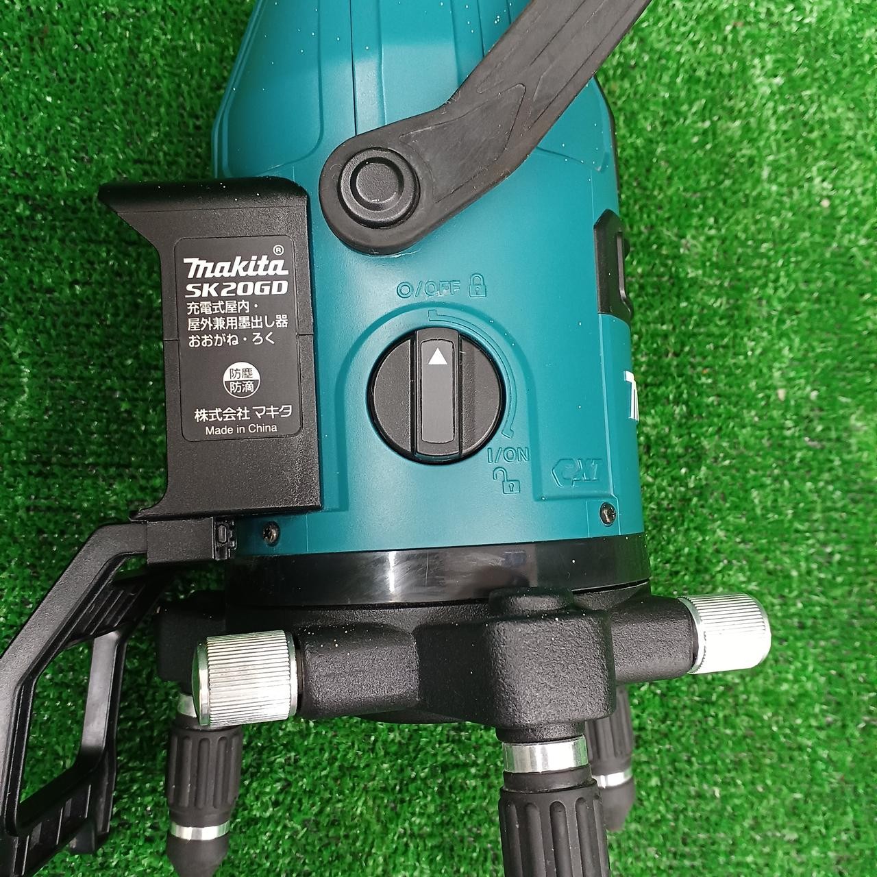 Makita SK20GD Rechargeable Indoor/Outdoor Laser Distance Meter with Accessories