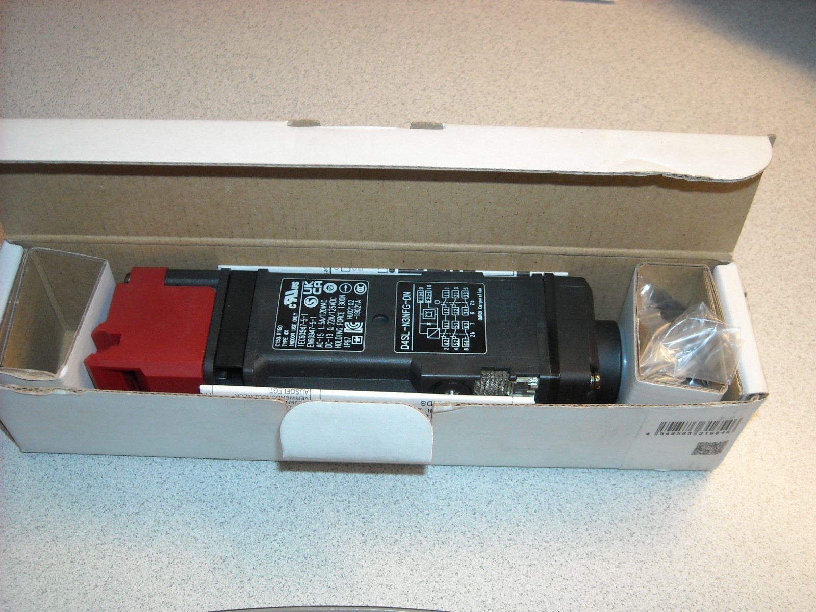 ONE NEW Omron D4SL-N3NFG-DN Guard Lock Safety Door Switch