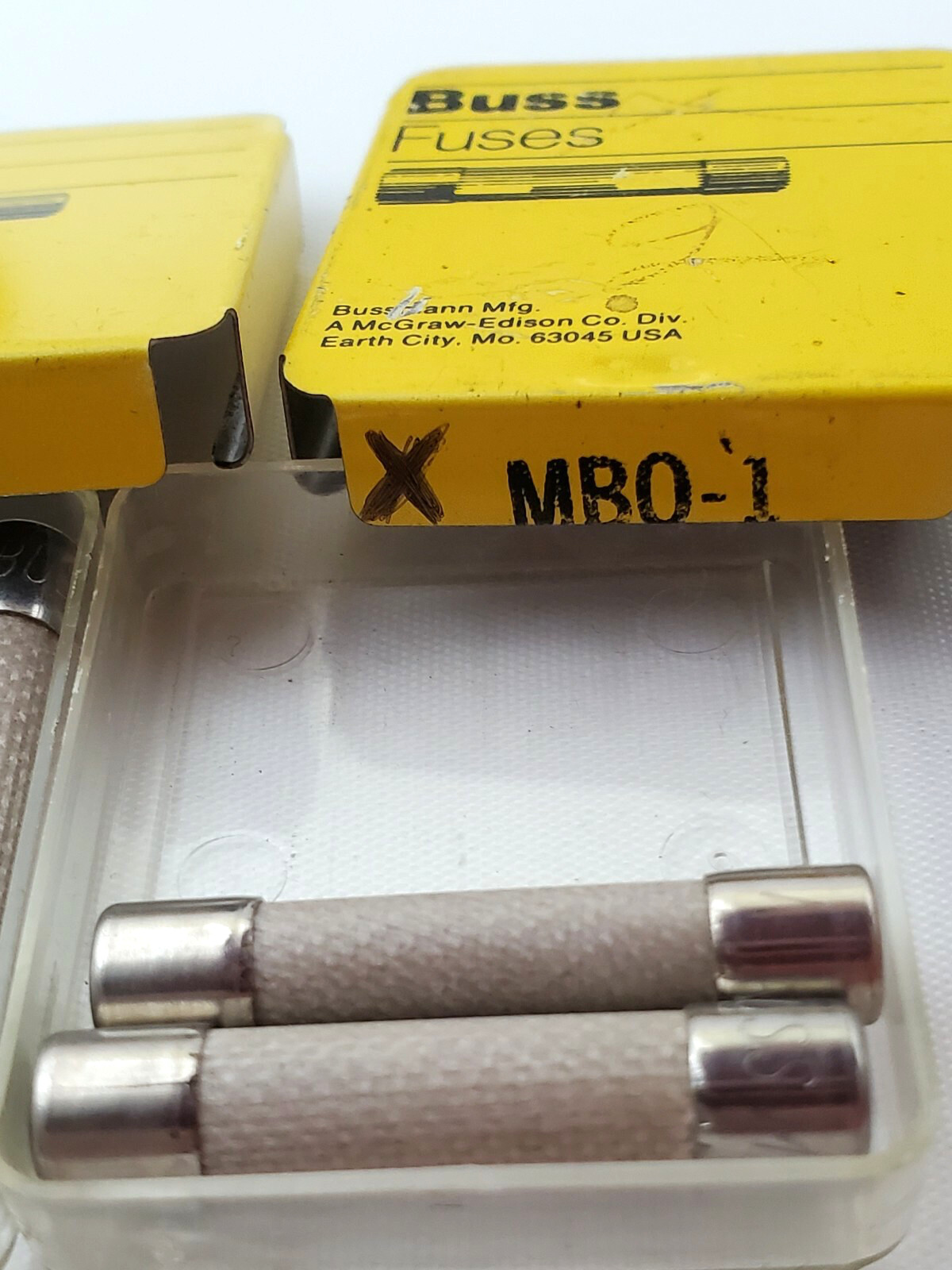 Lot of 17 Bussmann MBO1 Fast Acting 1 Amp 1/4″ x 1-1/4″ Ceramic Fuses Vintage