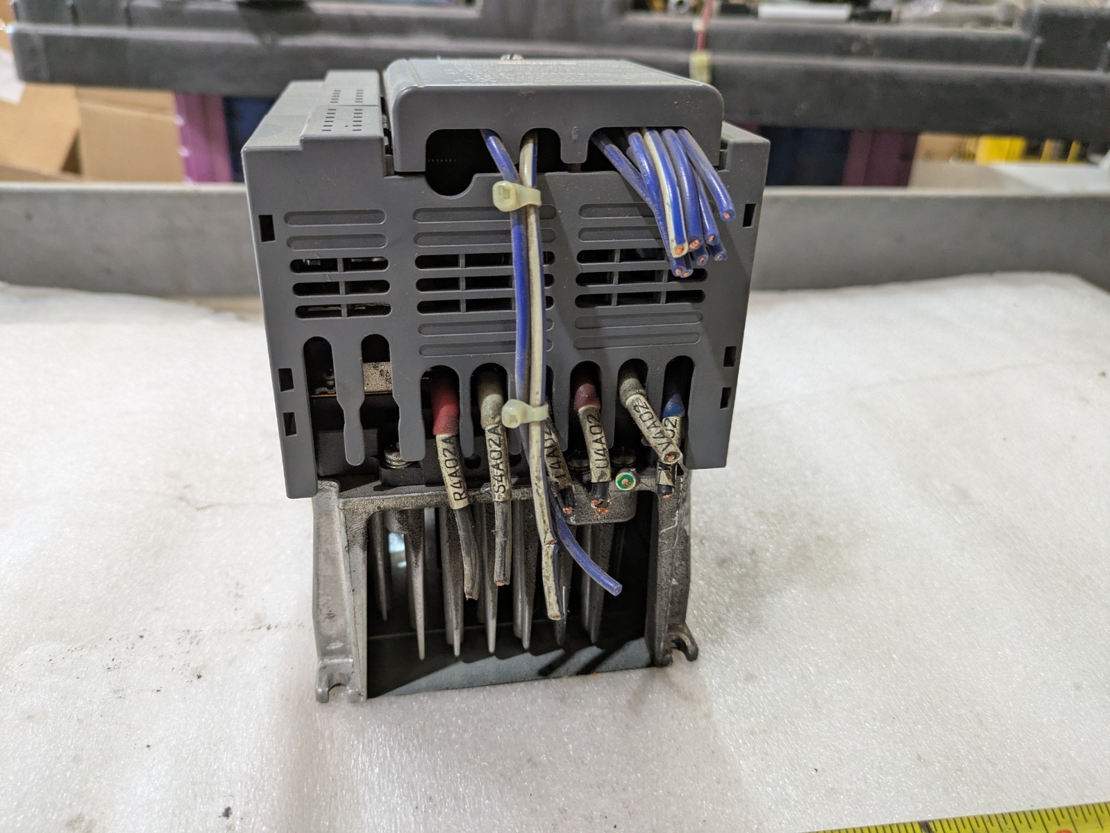 MITSUBISHI ELECTRIC D700 FR-D740-2. 2K :8. 4A 3PH AC380-480V 50/60Hz
