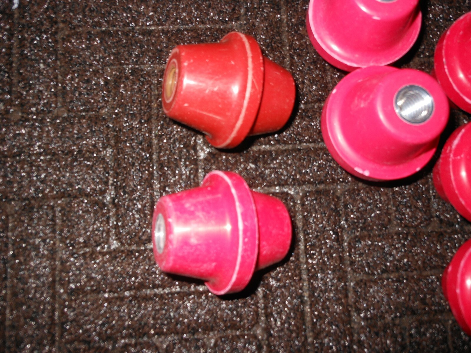 (8) COOPER B-LINE SB1157 STAND-OFFS ISOLATORS 5/8″-11 THREAD, RED