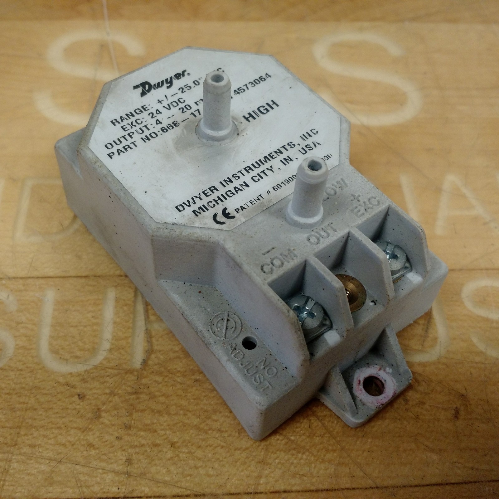 Dwyer 668-17 Differential Pressure Transmitter, 24VDC, 0 to +/- 25.0″ WC – USED