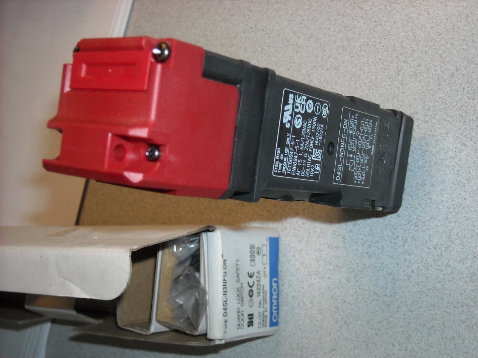ONE NEW Omron D4SL-N3NFG-DN Guard Lock Safety Door Switch