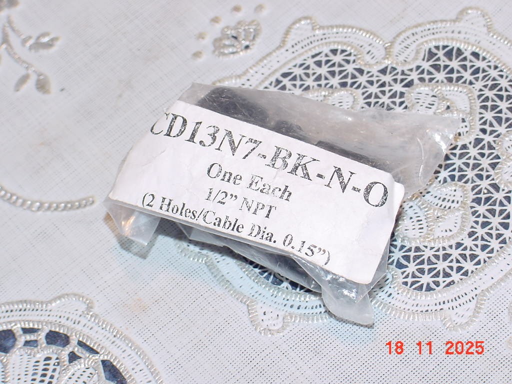 One (1) CD13N7-BK-N-O Cable Connector, 1/2 NPT, 2 Holes/Cable Diameter 0.15 NEW!