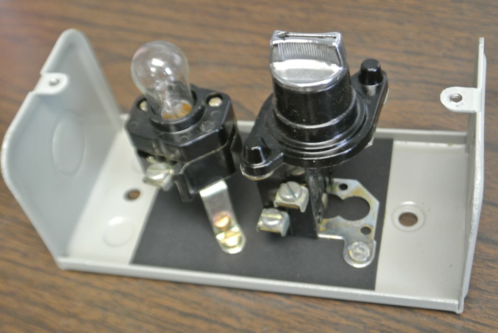 GENERAL ELECTRIC CR2940FA402A PUSHBUTTON STATION w/ YELLOW LENS / NEW SURPLUS