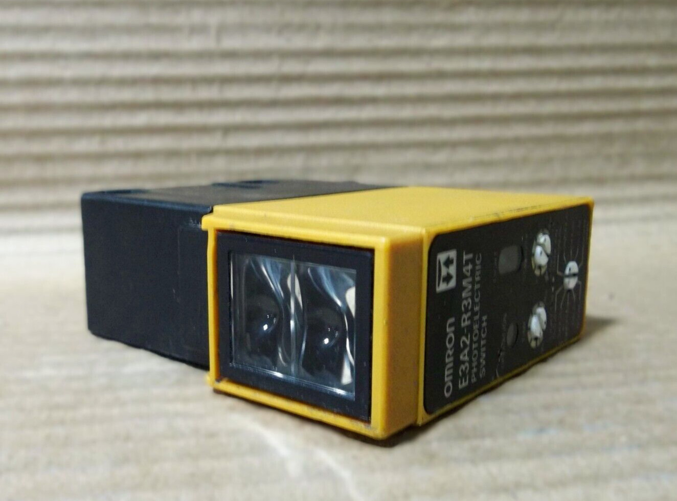 OMRON E3A2-R3M4T PHOTOELECTRIC SWITCH E3A2R3M4T