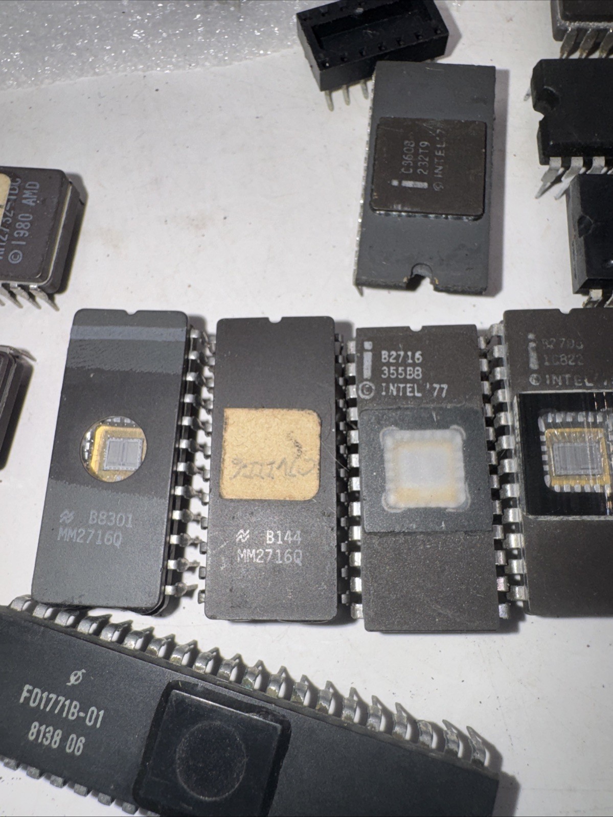 LOT of 25 EPROM IC MEMORY CHIPS – VARIOUS NAME BRANDS