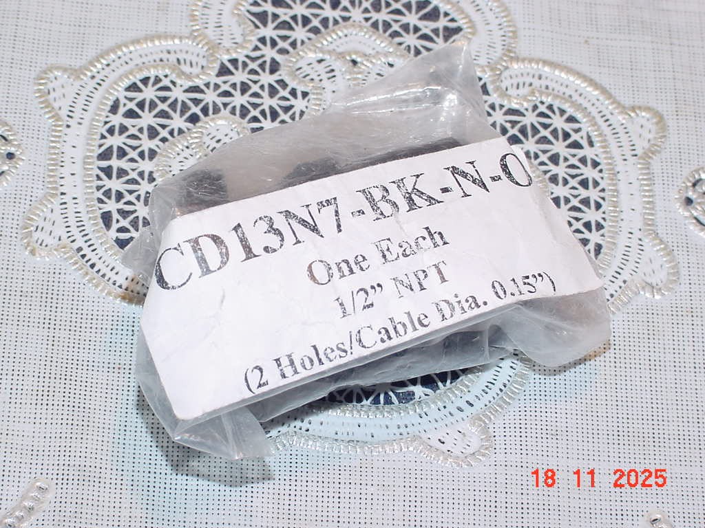 One (1) CD13N7-BK-N-O Cable Connector, 1/2 NPT, 2 Holes/Cable Diameter 0.15 NEW!