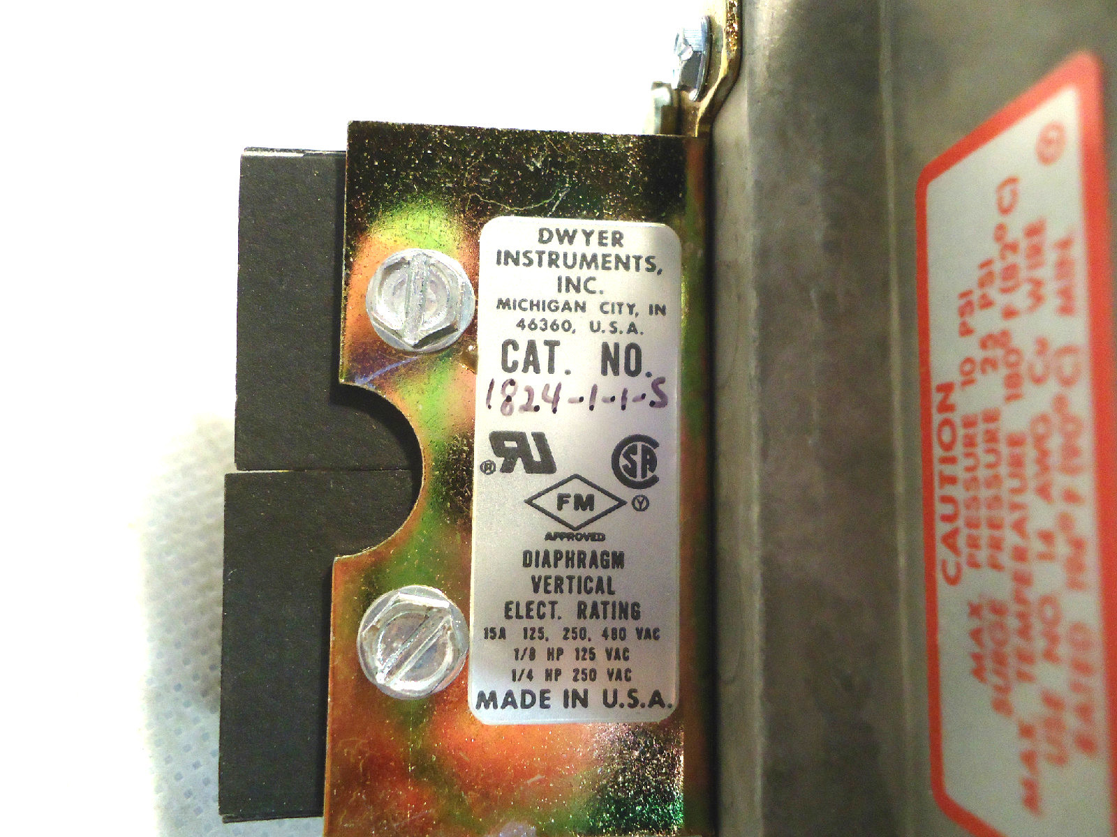 NEW IN BOX DWYER 1824-1-1-S PRESSURE SWITCH