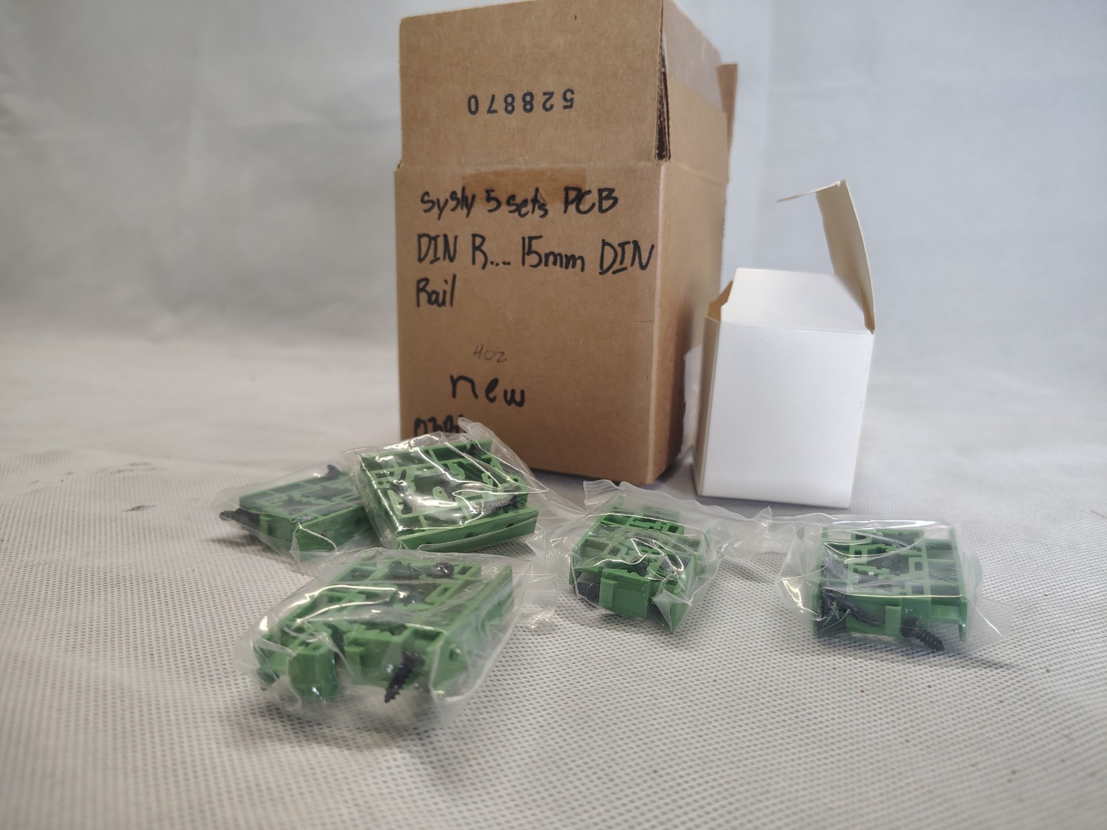 SYSL PCB DIN Rail Mount Bracket Set 15mm Green Terminal Bases 5-Pack New