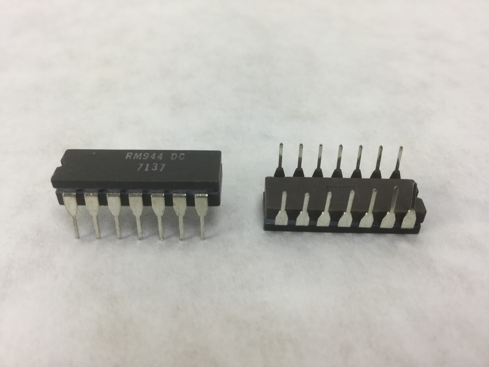 RM944 DC (7137) 14 Pin Lot of 25 NEW