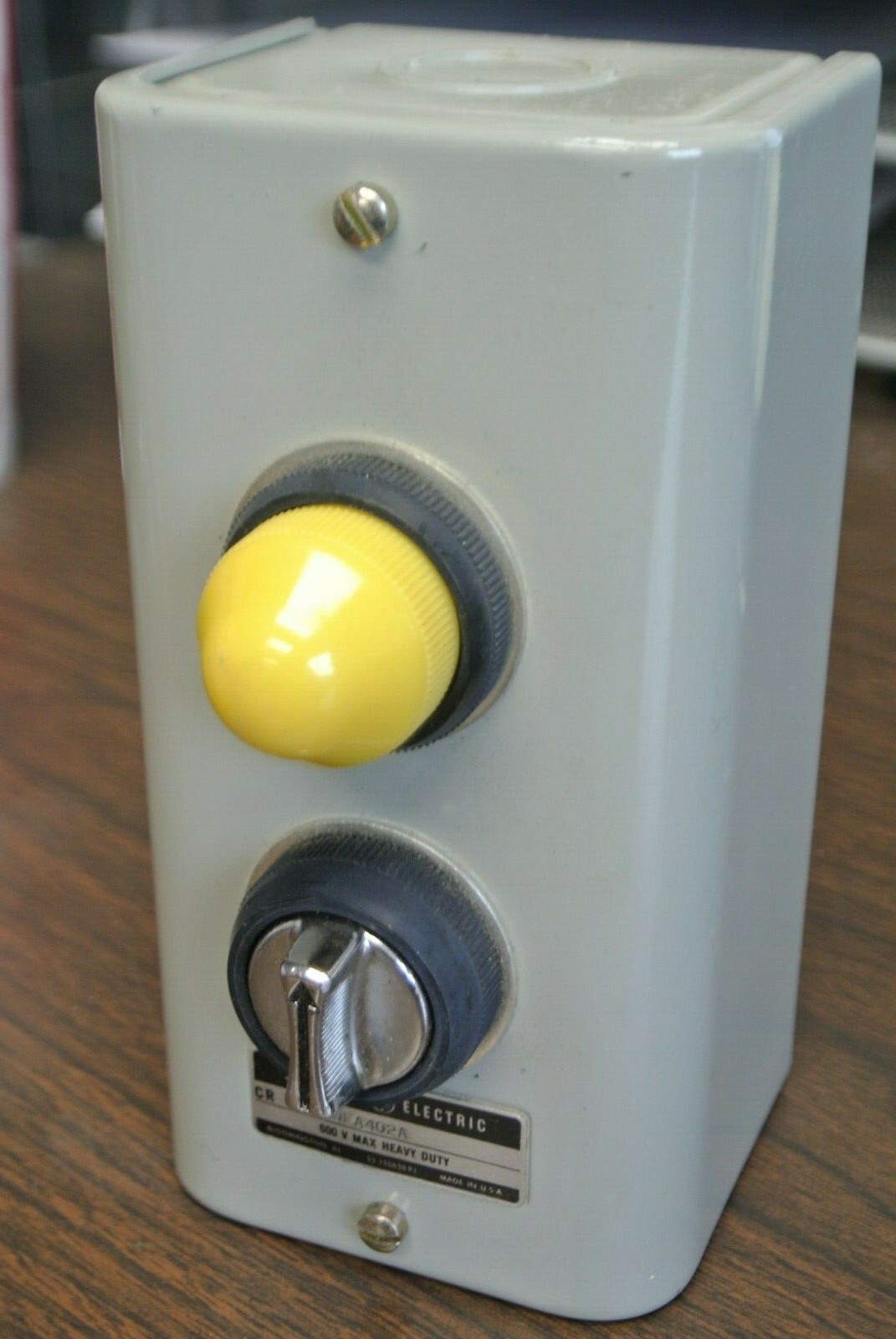 GENERAL ELECTRIC CR2940FA402A PUSHBUTTON STATION w/ YELLOW LENS / NEW SURPLUS