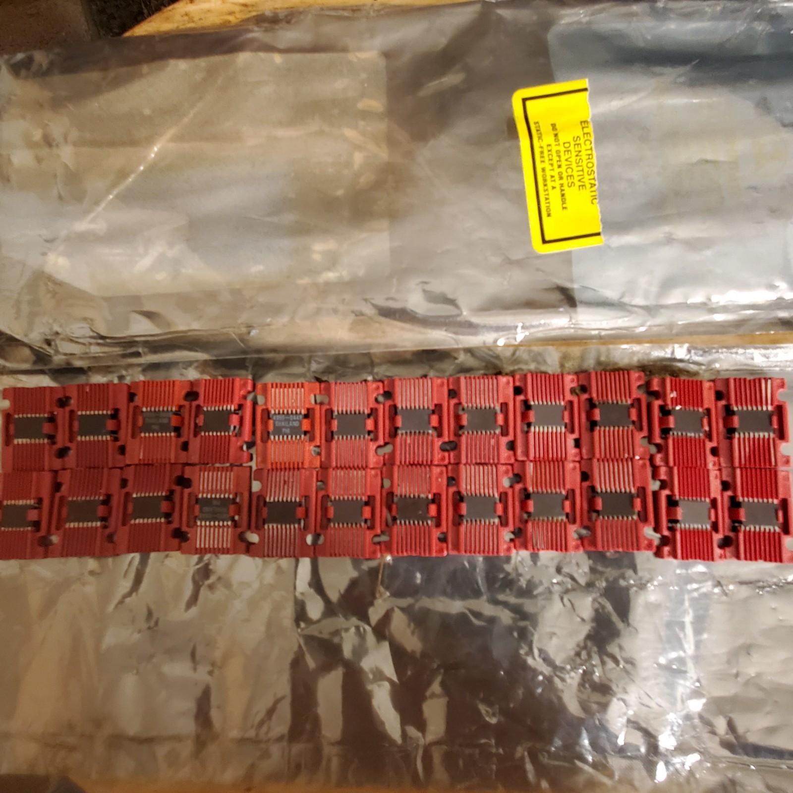 MIS-22876 SIGNETICS NOS LOT OF 24 CHIPS SEE DESC