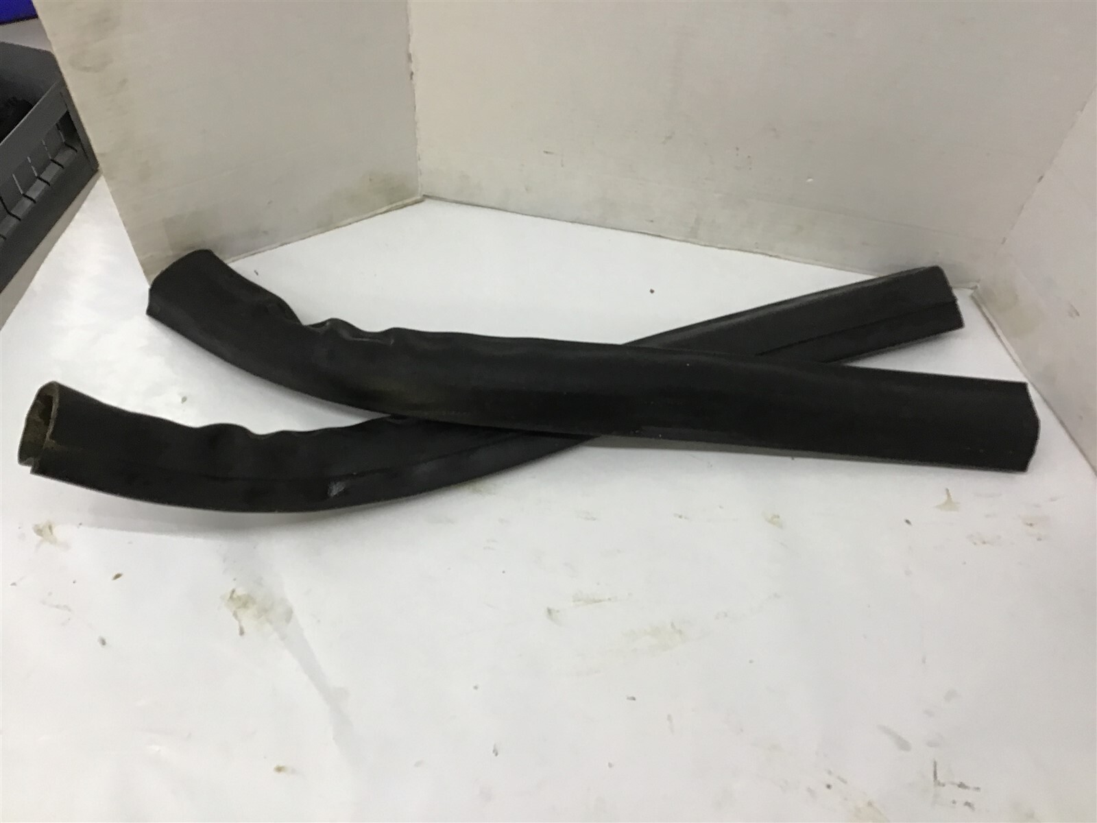 Electrical Wire Covering 2-1/2′ L x 2″ ID – Lot Of 2
