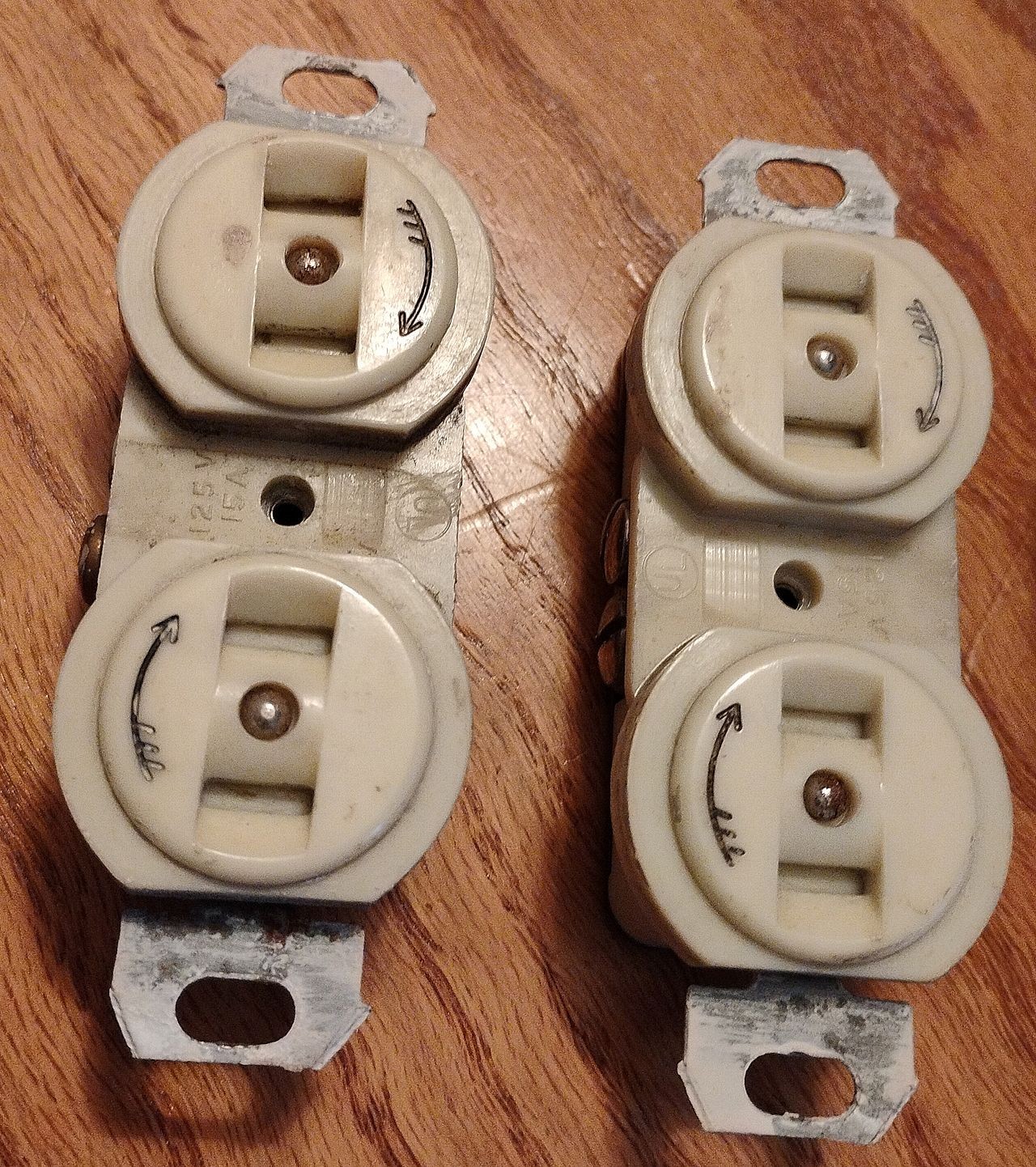Lot of 5 Various Vintage Bakelite Electrical Items Bell Electric Co, Eagle USA