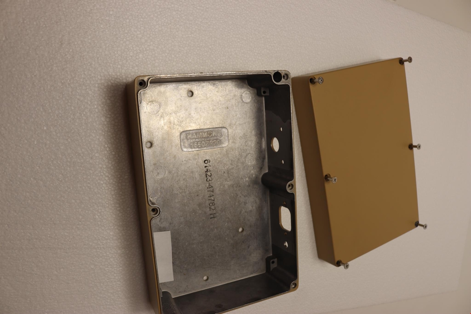 Hammond Aluminum Metal Box Wall Mount 8x5x3″ 9x6x3″ (8.75×5.75×3.25″ Actual)
