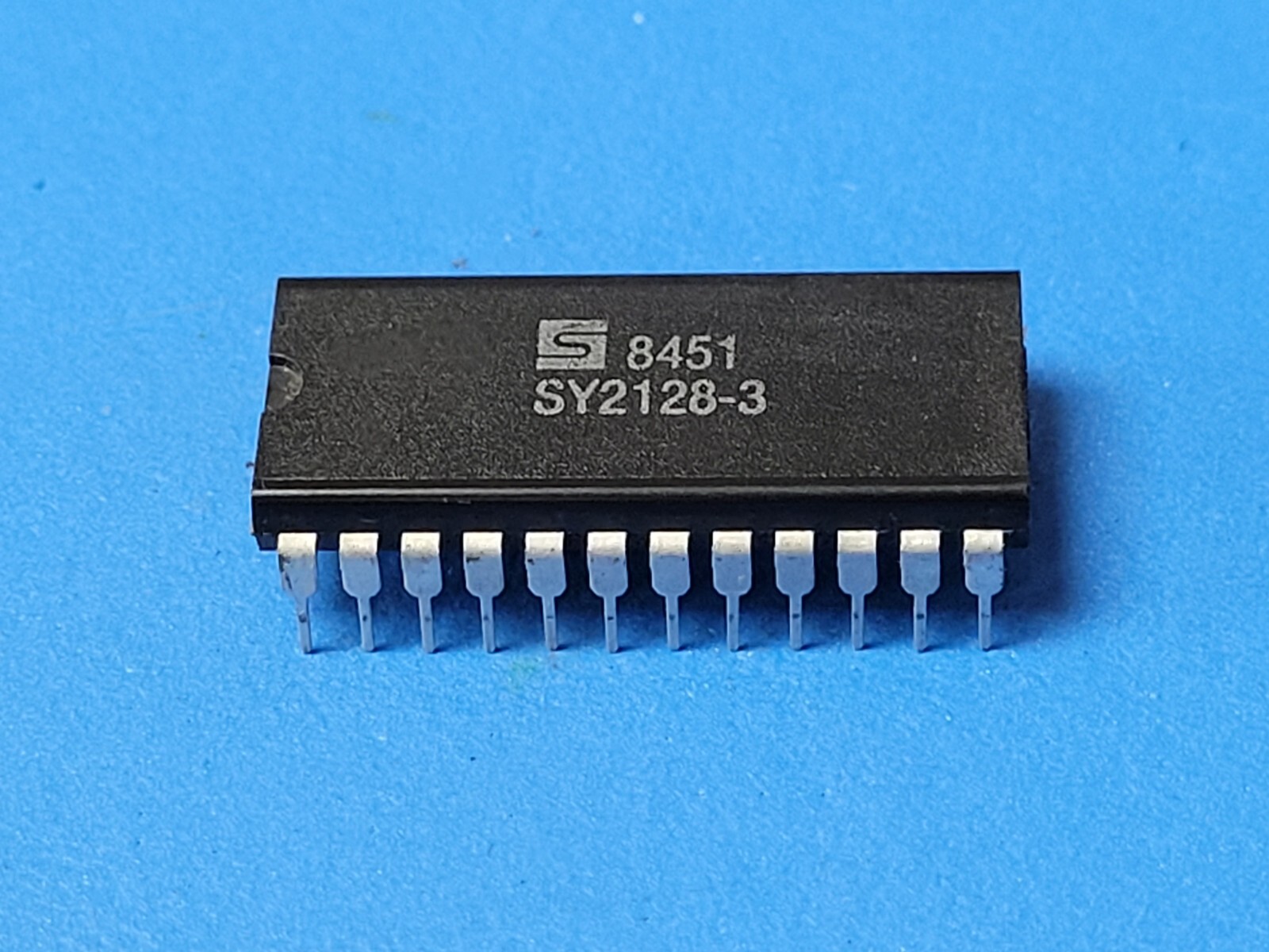 (2 PCS) SY2128-3 SYNERTEK IC memory SRAM 16,384 bit. 150ns PDIP24