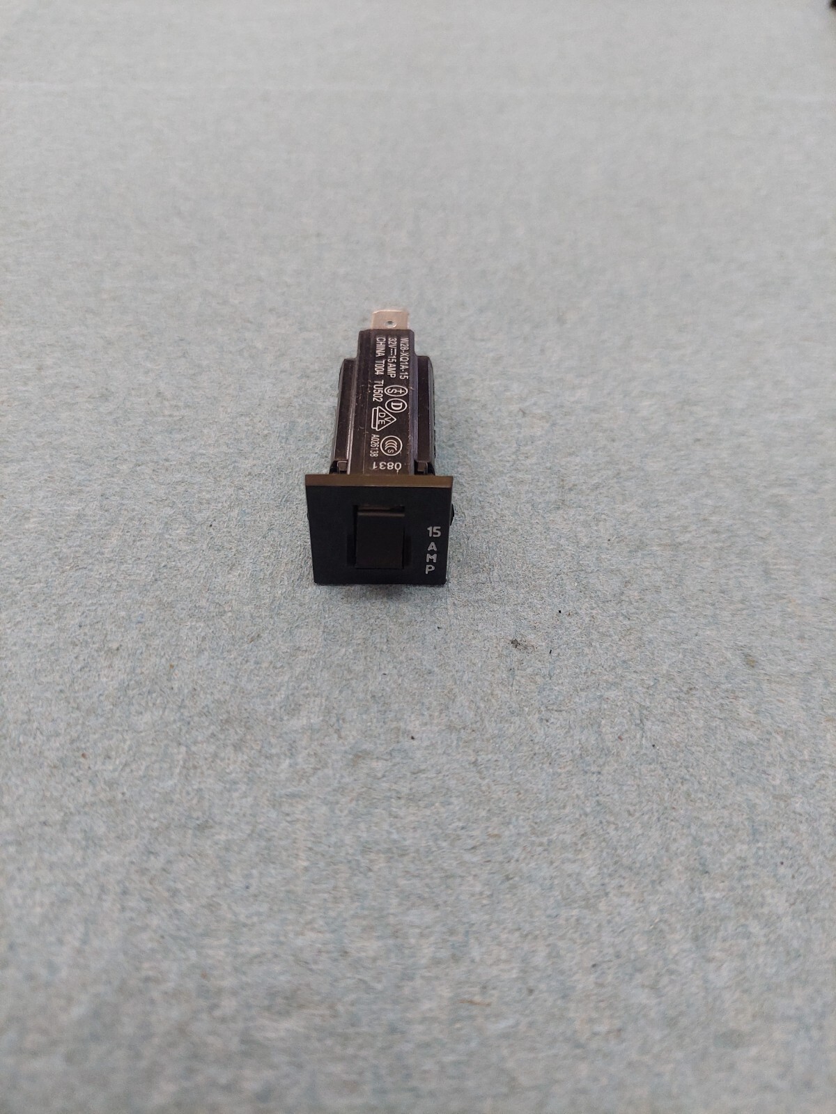 TE Connectivity Circuit Breakers 15A Push to Reset W28-XO1A-15