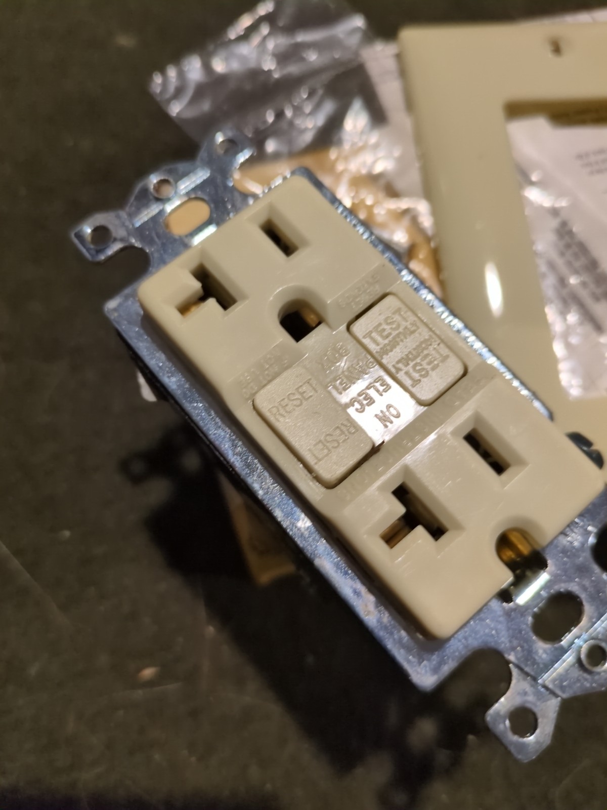 HUBBELL GF5352IA GFI Outlet w/Cover Papers & Box 120VAC 20A NOS SURPLUS