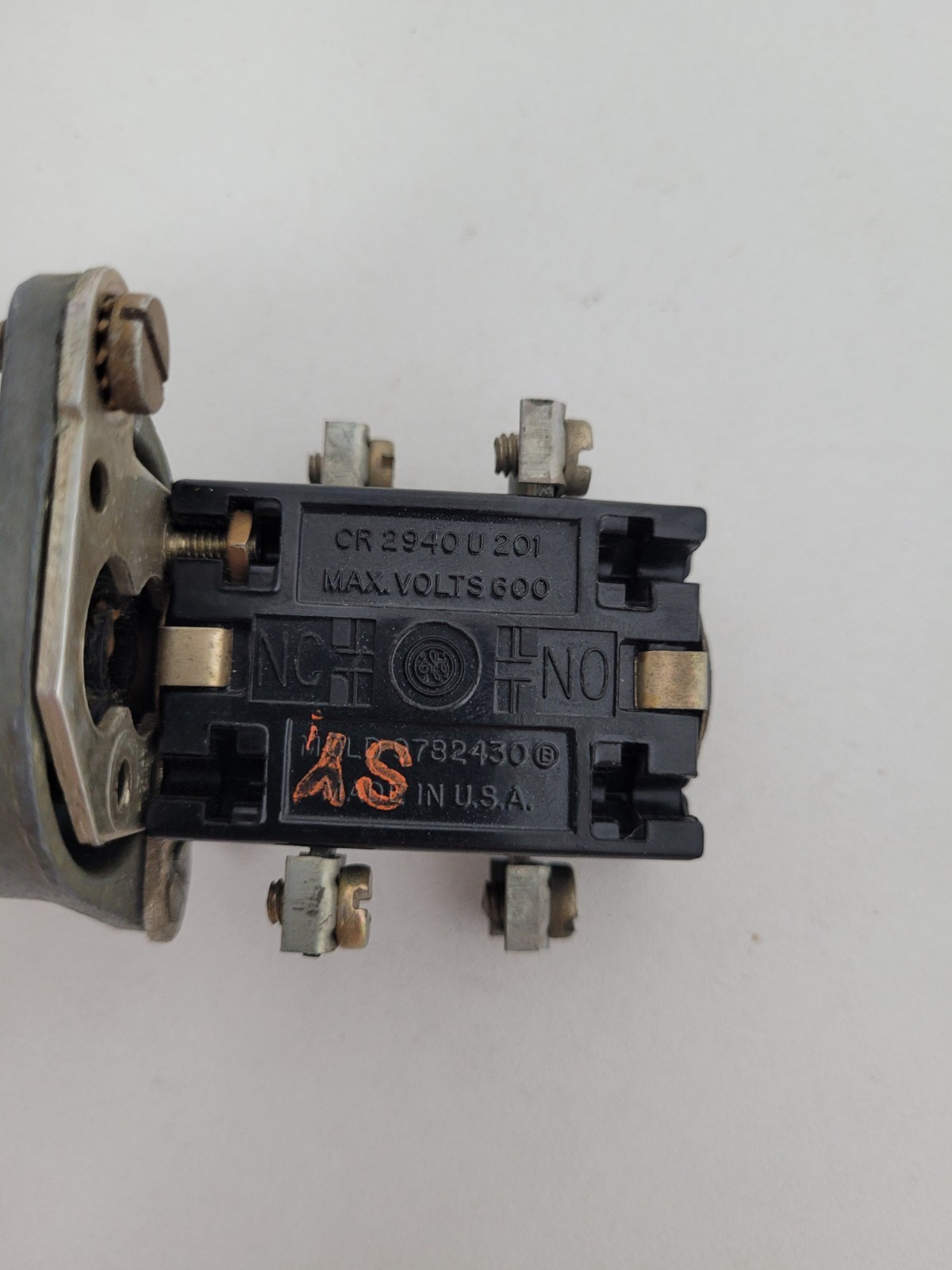 PA2235 GE Selector Switch w/ Key + CR2940U201 Contact Block – Next Day Option