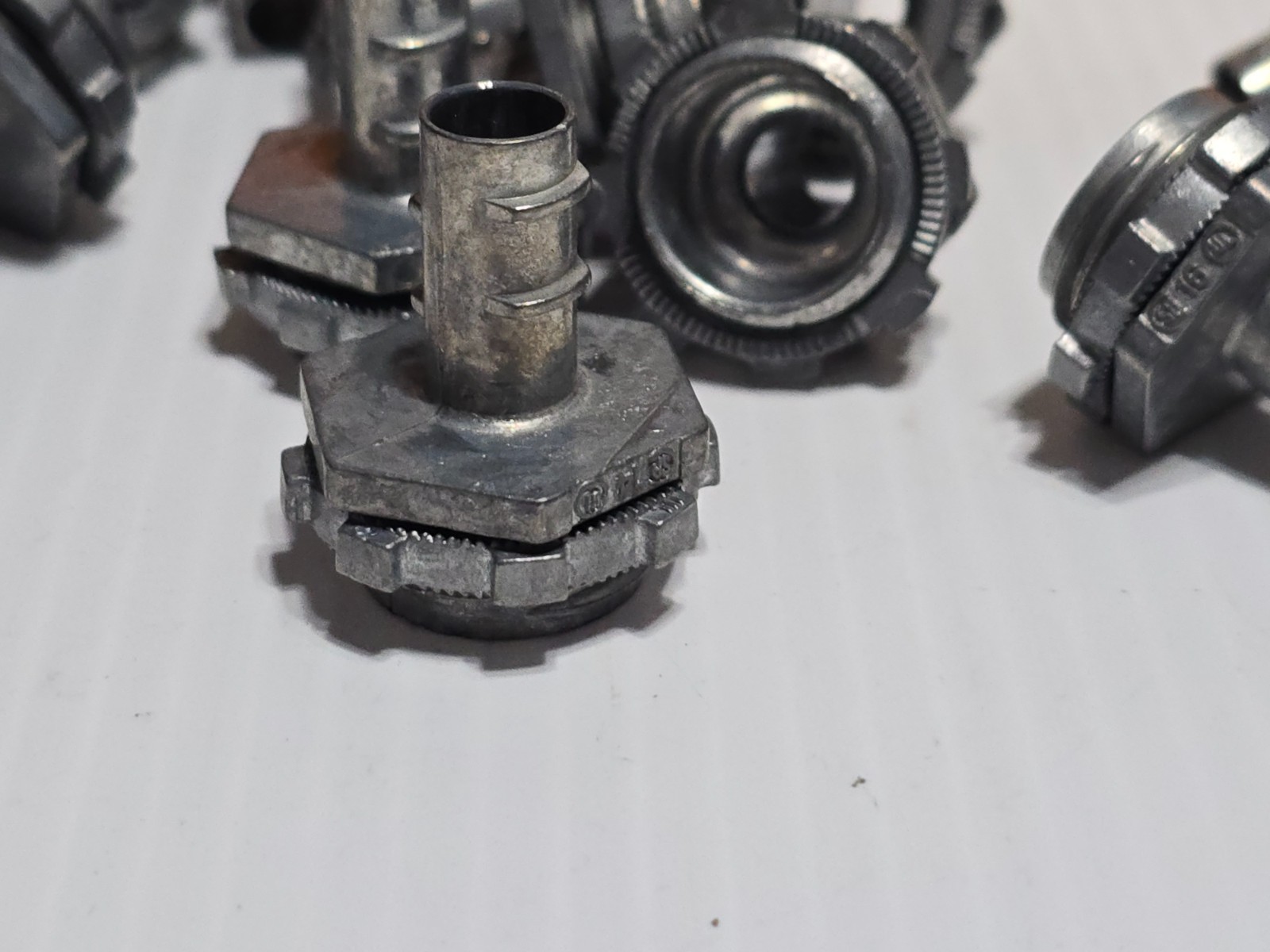 199 Pcs – 3/8″ BRIDGEPORT 519-DC2 Flex Screw In Conduit Connector