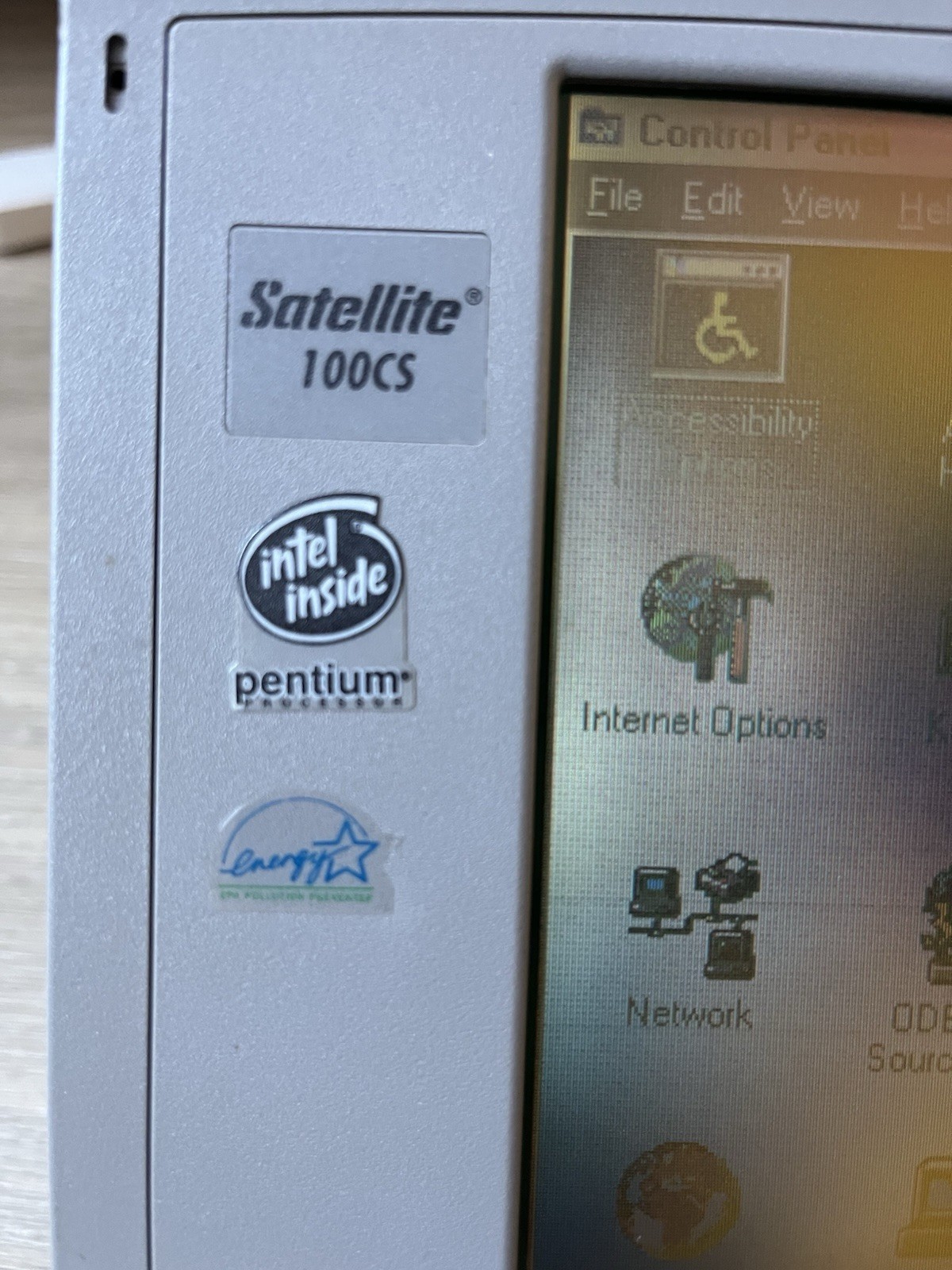 Retro Toshiba Satellite 100cs / 528 Vintage Laptop