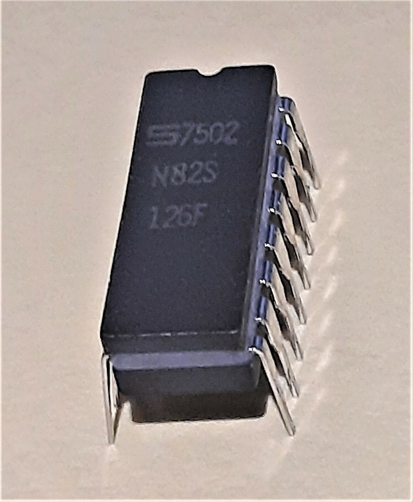 N82S126F Signetics 256×4 Bipolar OTP Fuse-link PROM in brown ceramic package