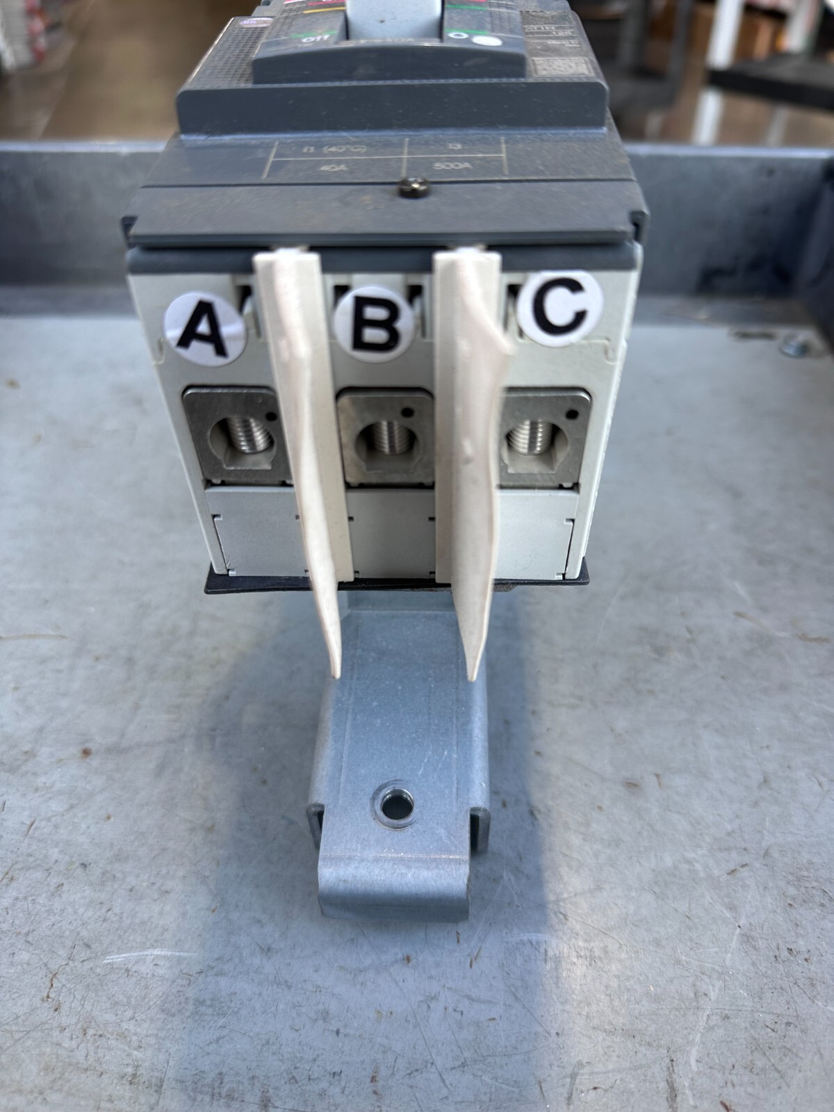 XT1HU3040AYDD00XXX ABB SACE Tmax Circuit Breaker 40A 3P 120V Shunt Trip