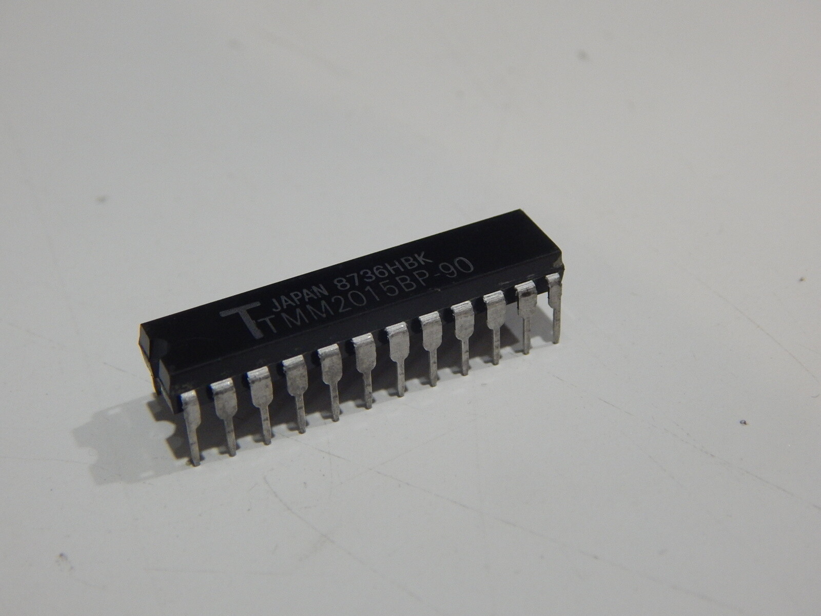 TOSHIBA TMM2015BP-90 Static RAM, 2Kx8, 24 Pin, Plastic, DIP IC