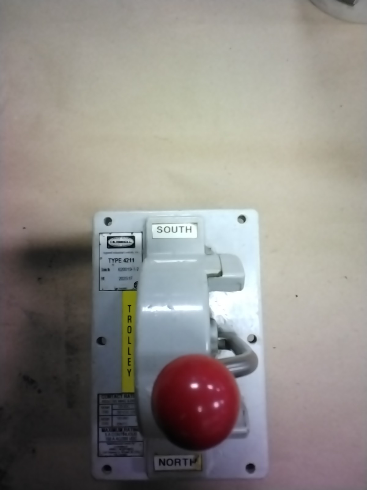 Hubbell Type 4211 202S1F 120 Volts Mounted Switch….F126