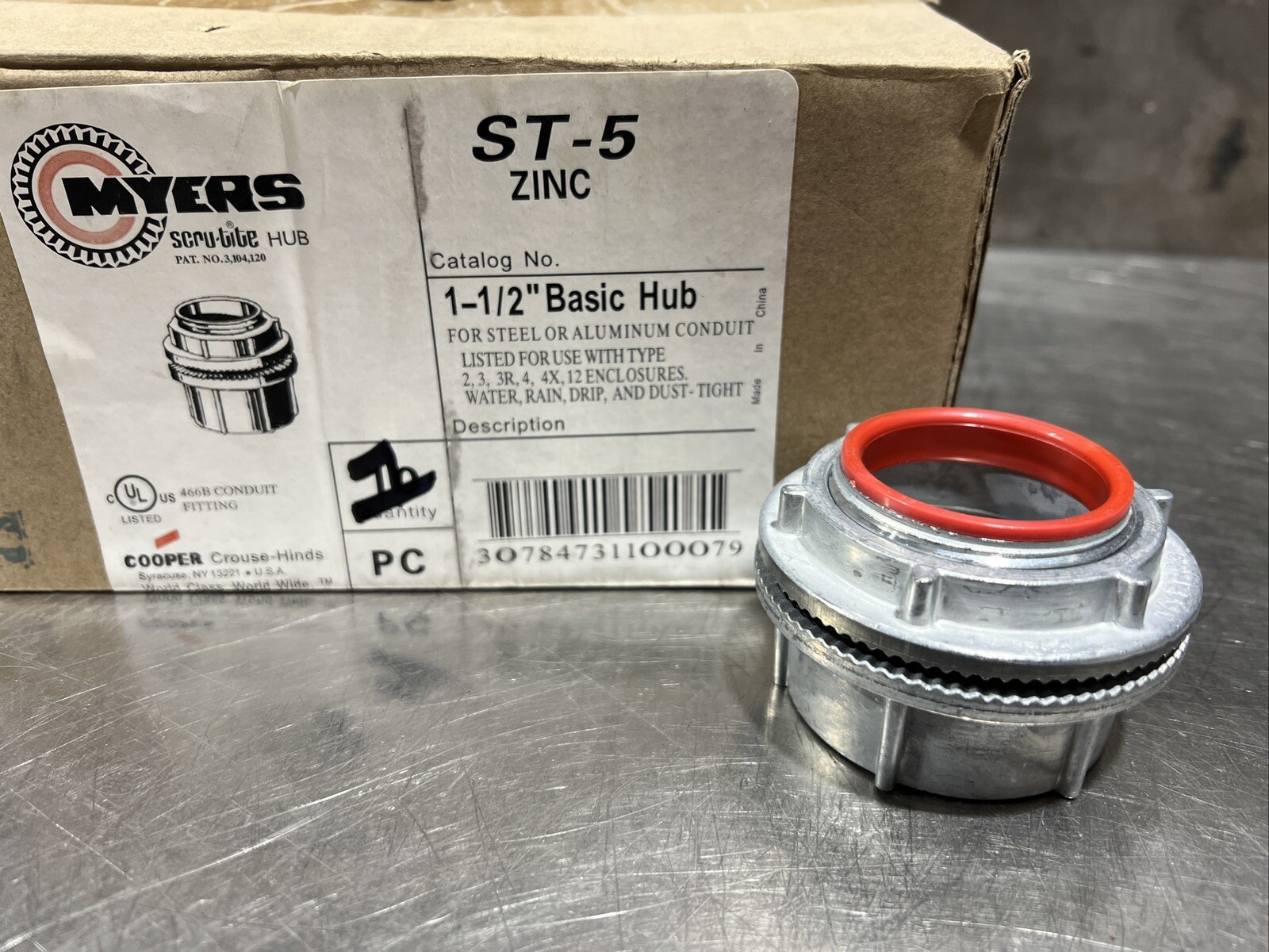 (1) Eaton Crouse-Hinds Myers Hub Insulated Threaded Connection ST-5 Zinc 1-1/2″